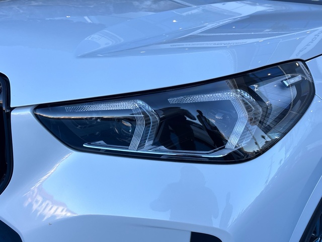 BMW X1 sDrive18d color Blanco. Año 2023. 110KW(150CV). Diésel. En concesionario Grünblau Motor (Bmw y Mini) de Cantabria