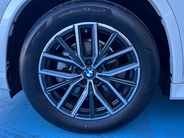 BMW X1 sDrive18d color Blanco. Año 2023. 110KW(150CV). Diésel. En concesionario Grünblau Motor (Bmw y Mini) de Cantabria