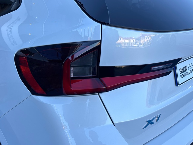 BMW X1 sDrive18d color Blanco. Año 2023. 110KW(150CV). Diésel. En concesionario Grünblau Motor (Bmw y Mini) de Cantabria