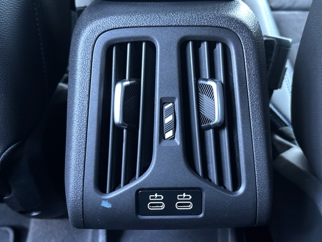 BMW X1 sDrive18d color Blanco. Año 2023. 110KW(150CV). Diésel. En concesionario Grünblau Motor (Bmw y Mini) de Cantabria