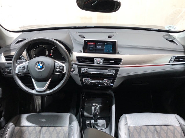 BMW X1 sDrive18i color Gris. Año 2021. 103KW(140CV). Gasolina. En concesionario Movilnorte El Plantio de Madrid