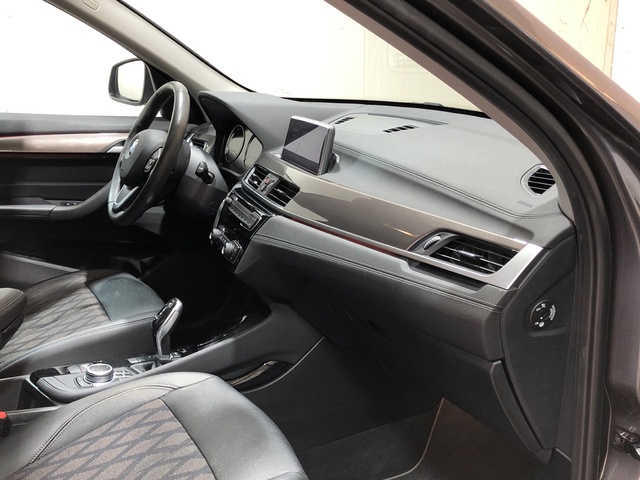 BMW X1 sDrive18i color Gris. Año 2021. 103KW(140CV). Gasolina. En concesionario Movilnorte El Plantio de Madrid