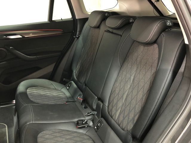 BMW X1 sDrive18i color Gris. Año 2021. 103KW(140CV). Gasolina. En concesionario Movilnorte El Plantio de Madrid