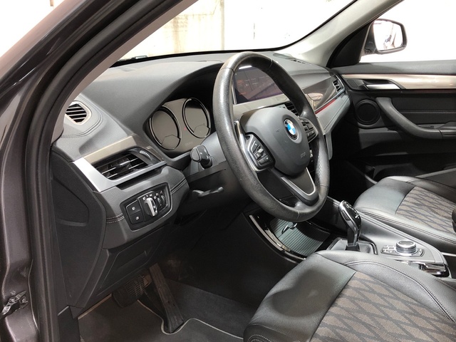 BMW X1 sDrive18i color Gris. Año 2021. 103KW(140CV). Gasolina. En concesionario Movilnorte El Plantio de Madrid