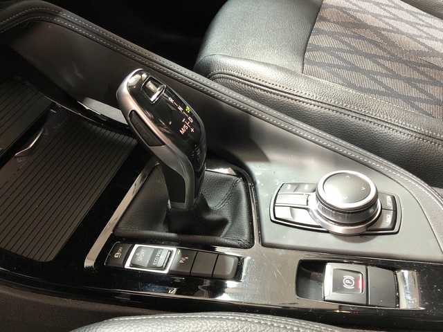 BMW X1 sDrive18i color Gris. Año 2021. 103KW(140CV). Gasolina. En concesionario Movilnorte El Plantio de Madrid