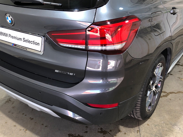 BMW X1 sDrive18i color Gris. Año 2021. 103KW(140CV). Gasolina. En concesionario Movilnorte El Plantio de Madrid