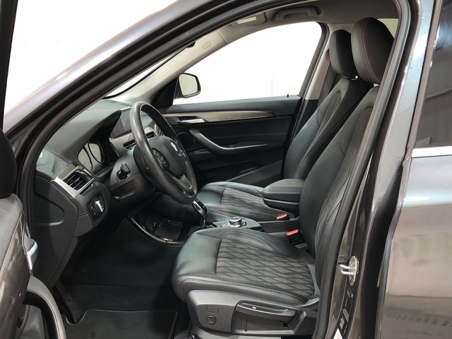 BMW X1 sDrive18i color Gris. Año 2021. 103KW(140CV). Gasolina. En concesionario Movilnorte El Plantio de Madrid
