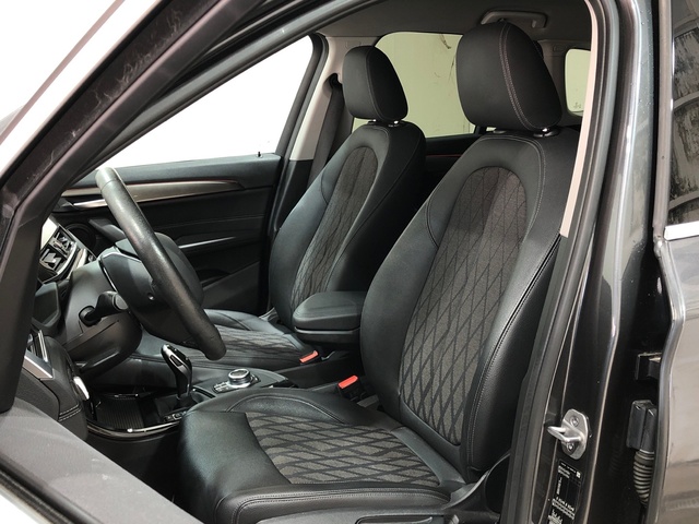 BMW X1 sDrive18i color Gris. Año 2021. 103KW(140CV). Gasolina. En concesionario Movilnorte El Plantio de Madrid