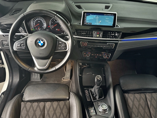 BMW X1 sDrive18d color Blanco. Año 2021. 110KW(150CV). Diésel. En concesionario Triocar Gijón (Bmw y Mini) de Asturias
