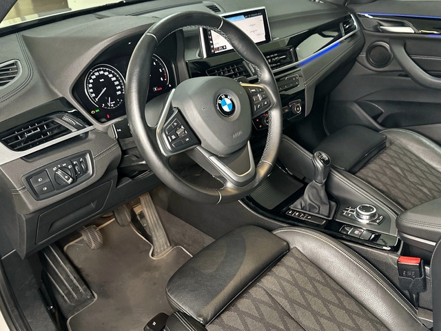 BMW X1 sDrive18d color Blanco. Año 2021. 110KW(150CV). Diésel. En concesionario Triocar Gijón (Bmw y Mini) de Asturias