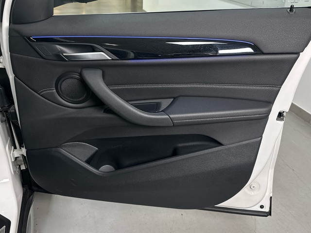 BMW X1 sDrive18d color Blanco. Año 2021. 110KW(150CV). Diésel. En concesionario Triocar Gijón (Bmw y Mini) de Asturias