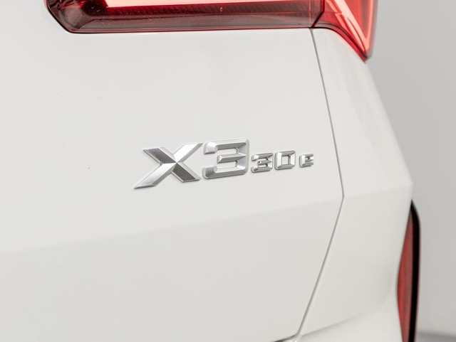 BMW X3 xDrive30e color Blanco. Año 2025. 220KW(299CV). Híbrido Electro/Gasolina. En concesionario Oliva Motor Girona de Girona