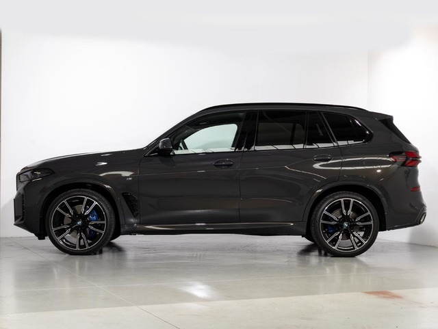 BMW X5 xDrive30d color Marrón. Año 2025. 219KW(298CV). Diésel. En concesionario Oliva Motor Girona de Girona