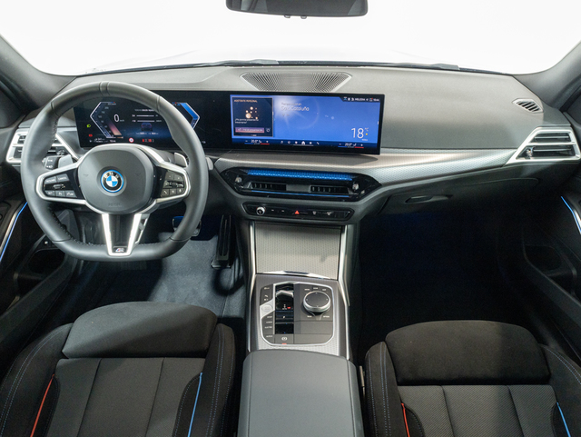 BMW Serie 3 330e color Azul. Año 2025. 215KW(292CV). Híbrido Electro/Gasolina. En concesionario Oliva Motor Girona de Girona