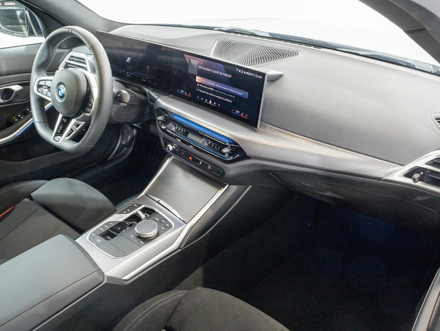 BMW Serie 3 330e color Azul. Año 2025. 215KW(292CV). Híbrido Electro/Gasolina. En concesionario Oliva Motor Girona de Girona