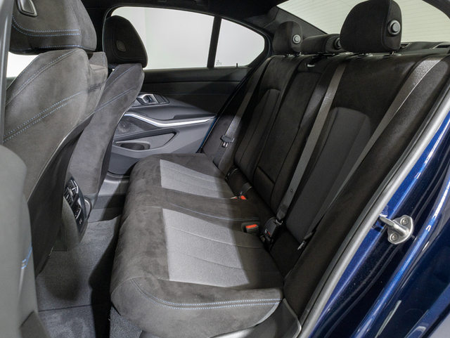 BMW Serie 3 330e color Azul. Año 2025. 215KW(292CV). Híbrido Electro/Gasolina. En concesionario Oliva Motor Girona de Girona