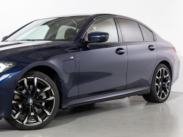 BMW Serie 3 330e color Azul. Año 2025. 215KW(292CV). Híbrido Electro/Gasolina. En concesionario Oliva Motor Girona de Girona