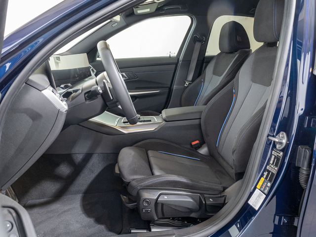 BMW Serie 3 330e color Azul. Año 2025. 215KW(292CV). Híbrido Electro/Gasolina. En concesionario Oliva Motor Girona de Girona