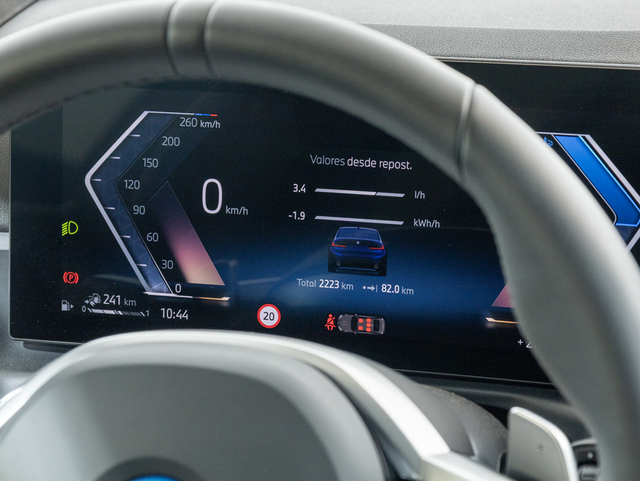 BMW Serie 3 330e color Azul. Año 2025. 215KW(292CV). Híbrido Electro/Gasolina. En concesionario Oliva Motor Girona de Girona