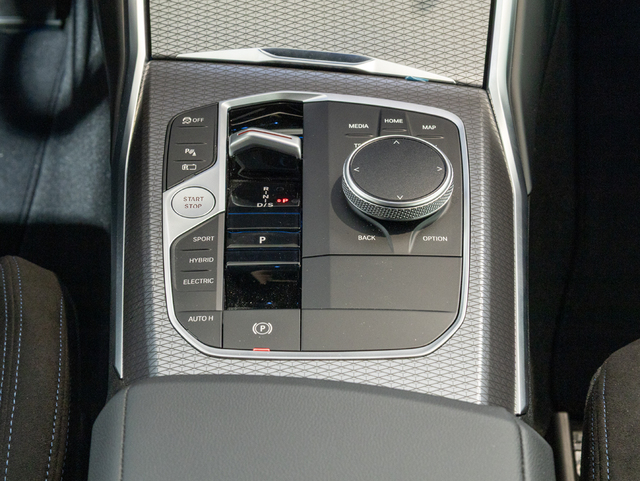 BMW Serie 3 330e color Azul. Año 2025. 215KW(292CV). Híbrido Electro/Gasolina. En concesionario Oliva Motor Girona de Girona