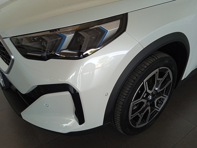 BMW X2 sDrive18d color Blanco. Año 2024. 110KW(150CV). Diésel. En concesionario ALBAMOCION CIUDAD REAL  de Ciudad Real