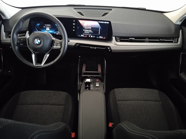 BMW X2 sDrive18d color Blanco. Año 2024. 110KW(150CV). Diésel. En concesionario ALBAMOCION CIUDAD REAL  de Ciudad Real