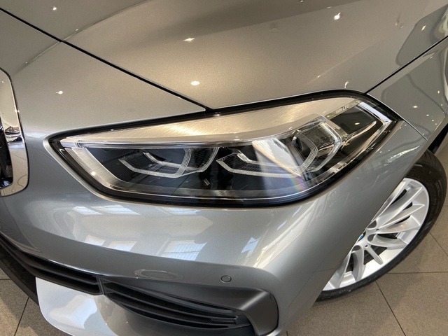BMW Serie 1 118i color Gris. Año 2024. 103KW(140CV). Gasolina. En concesionario Automotor Premium Viso - Málaga de Málaga