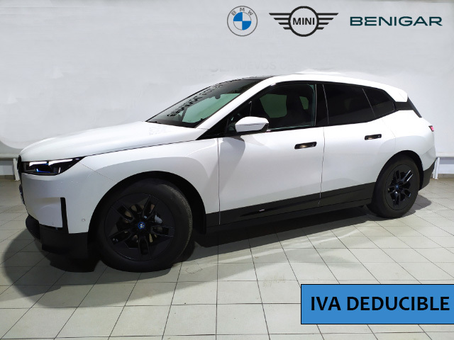 BMW iX xDrive40 color Blanco. Año 2024. 240KW(326CV). Eléctrico. En concesionario Hispamovil Elche de Alicante