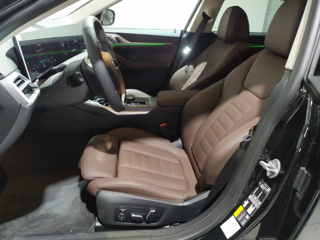 BMW i4 eDrive40 color Negro. Año 2024. 250KW(340CV). Eléctrico. En concesionario Hispamovil, Torrevieja de Alicante