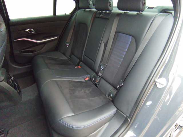 BMW Serie 3 320d color Gris. Año 2024. 140KW(190CV). Diésel. En concesionario Augusta Aragon S.A. de Zaragoza