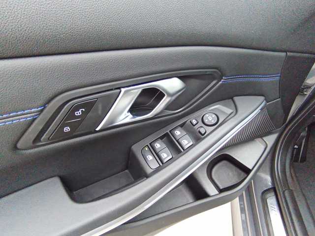 BMW Serie 3 320d color Gris. Año 2024. 140KW(190CV). Diésel. En concesionario Augusta Aragon S.A. de Zaragoza