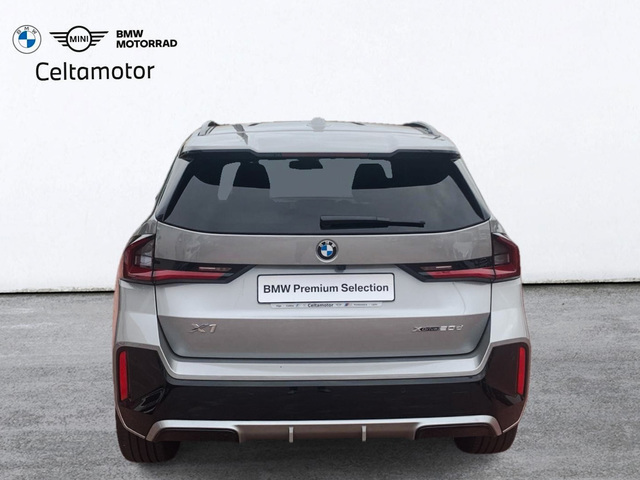BMW X1 xDrive20d color Gris Plata. Año 2024. 120KW(163CV). Híbrido Electro/Diesel. En concesionario Celtamotor Pontevedra de Pontevedra