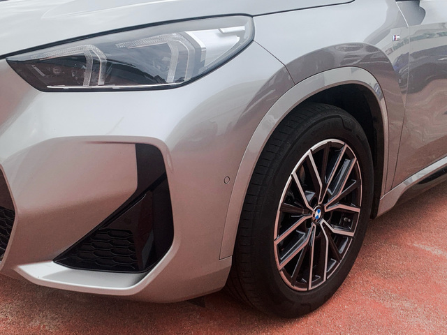 BMW X1 xDrive20d color Gris Plata. Año 2024. 120KW(163CV). Híbrido Electro/Diesel. En concesionario Celtamotor Pontevedra de Pontevedra