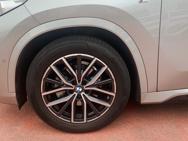 BMW X1 xDrive20d color Gris Plata. Año 2024. 120KW(163CV). Híbrido Electro/Diesel. En concesionario Celtamotor Pontevedra de Pontevedra