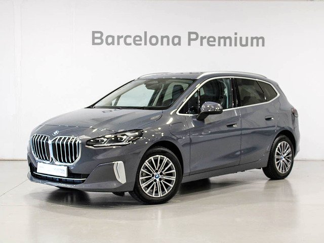 BMW Serie 2 225e Active Tourer color Gris. Año 2023. 180KW(245CV). Híbrido Electro/Gasolina. En concesionario Barcelona Premium -- GRAN VIA de Barcelona