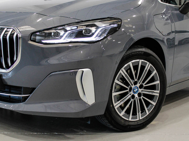 BMW Serie 2 225e Active Tourer color Gris. Año 2023. 180KW(245CV). Híbrido Electro/Gasolina. En concesionario Barcelona Premium -- GRAN VIA de Barcelona