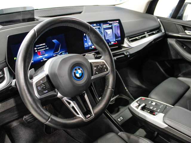 BMW Serie 2 225e Active Tourer color Gris. Año 2023. 180KW(245CV). Híbrido Electro/Gasolina. En concesionario Barcelona Premium -- GRAN VIA de Barcelona