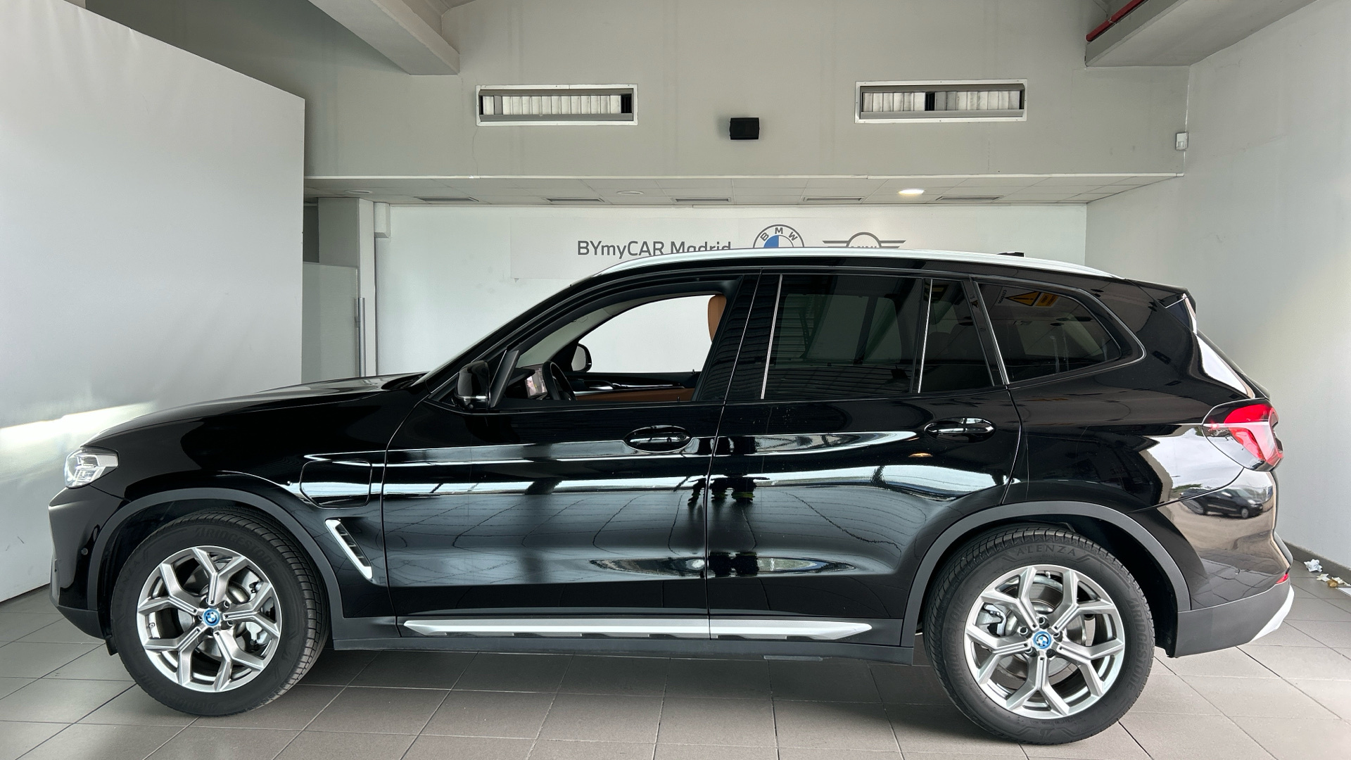 BMW X3 xDrive30e color Negro. Año 2024. 215KW(292CV). Híbrido Electro/Gasolina. En concesionario BYmyCAR Madrid - Alcalá de Madrid