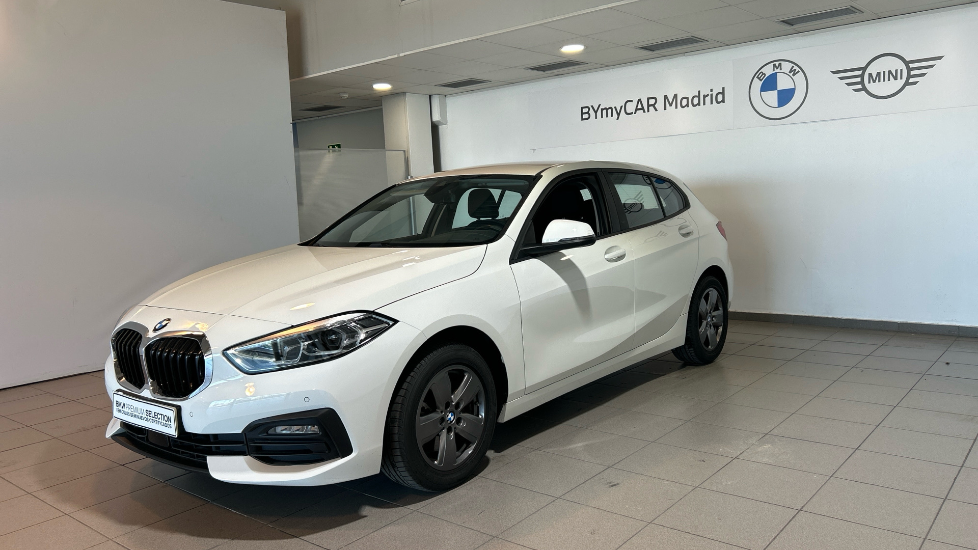 BMW Serie 1 118i color Blanco. Año 2021. 103KW(140CV). Gasolina. En concesionario BYmyCAR Madrid - Alcalá de Madrid