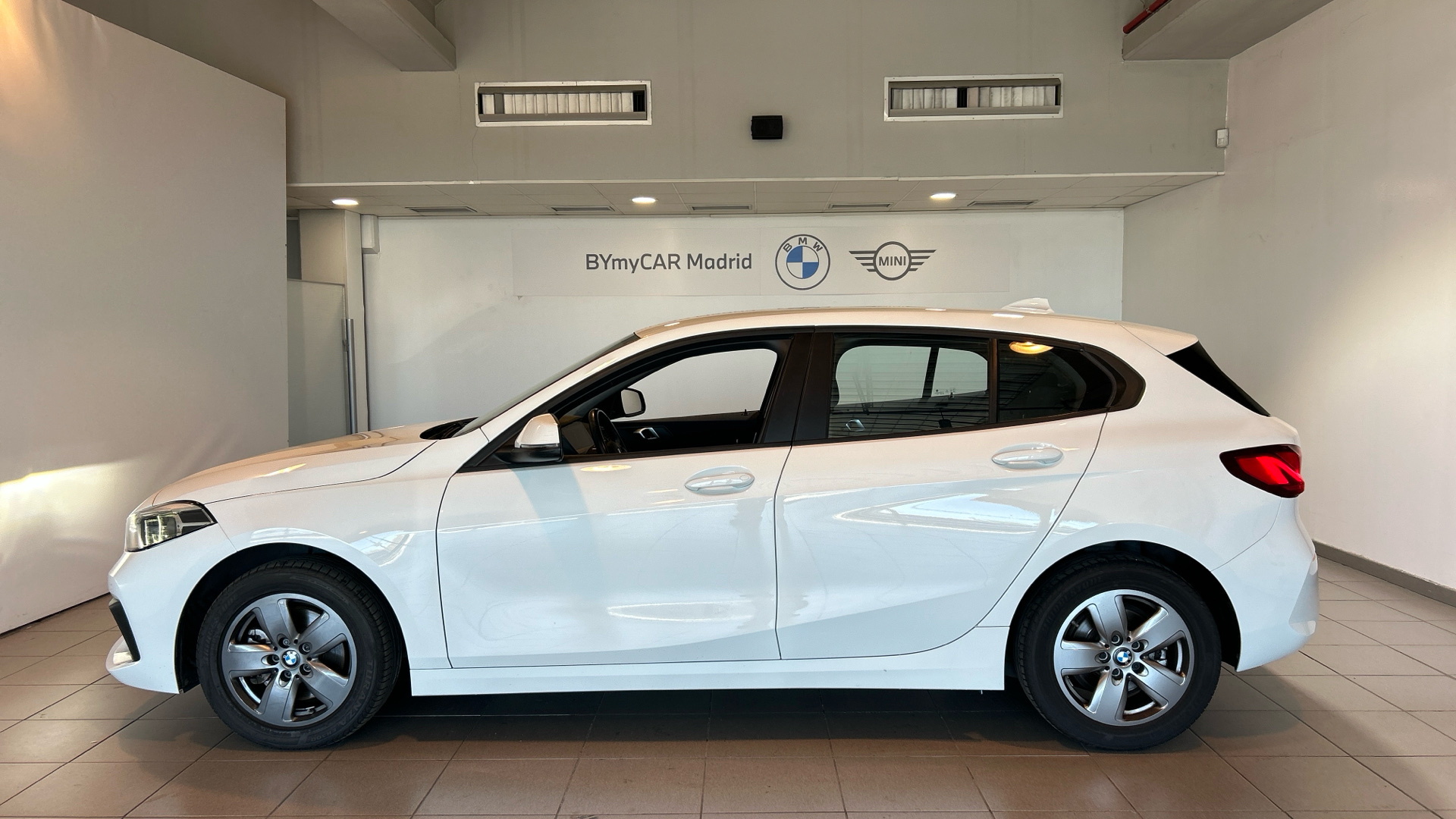 BMW Serie 1 118i color Blanco. Año 2021. 103KW(140CV). Gasolina. En concesionario BYmyCAR Madrid - Alcalá de Madrid