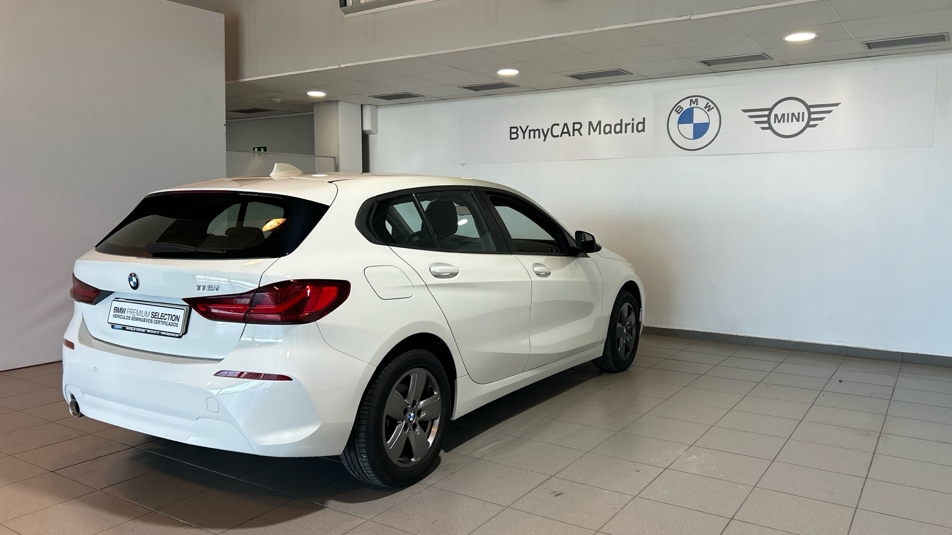 BMW Serie 1 118i color Blanco. Año 2021. 103KW(140CV). Gasolina. En concesionario BYmyCAR Madrid - Alcalá de Madrid