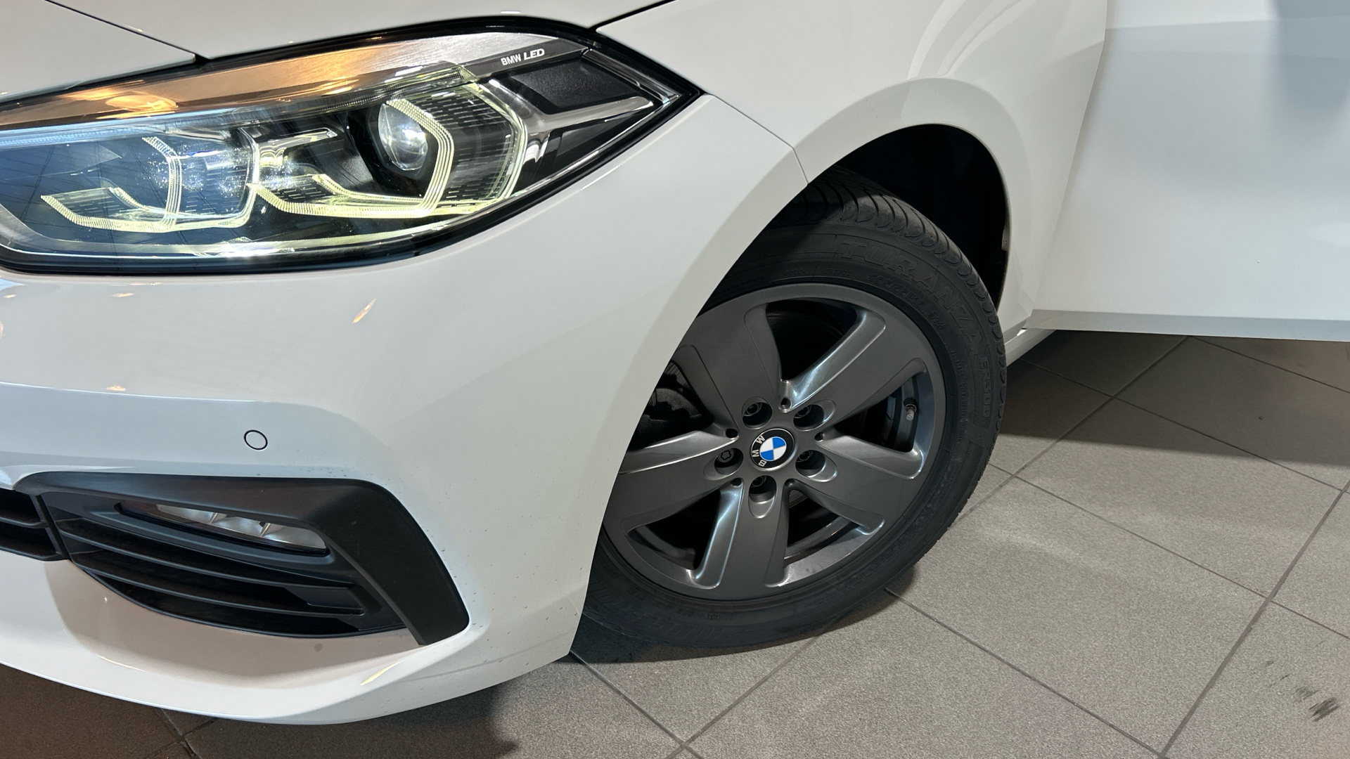 BMW Serie 1 118i color Blanco. Año 2021. 103KW(140CV). Gasolina. En concesionario BYmyCAR Madrid - Alcalá de Madrid