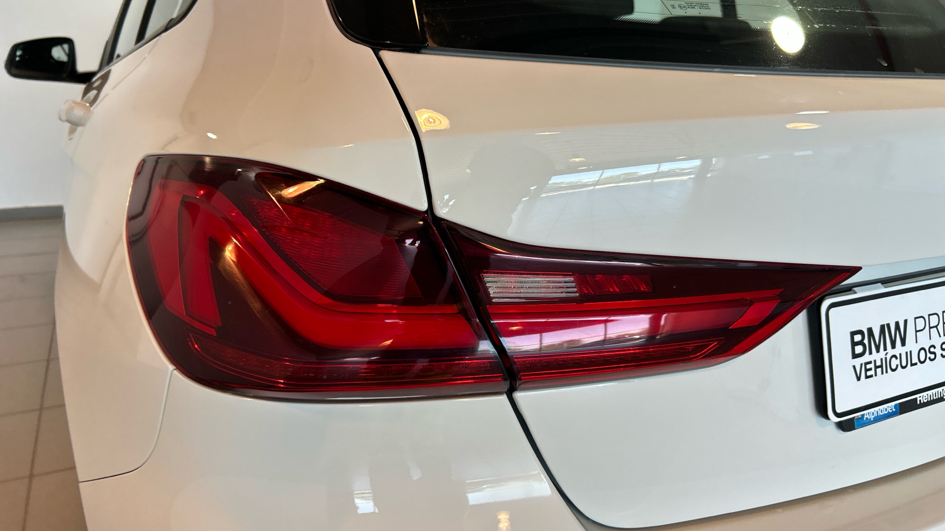 BMW Serie 1 118i color Blanco. Año 2021. 103KW(140CV). Gasolina. En concesionario BYmyCAR Madrid - Alcalá de Madrid
