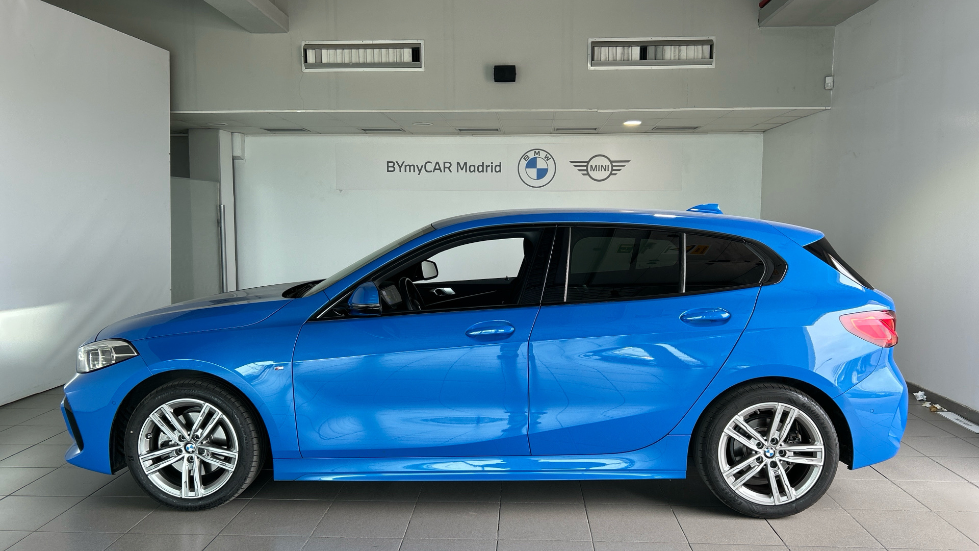 BMW Serie 1 118d color Azul. Año 2021. 110KW(150CV). Diésel. En concesionario BYmyCAR Madrid - Alcalá de Madrid