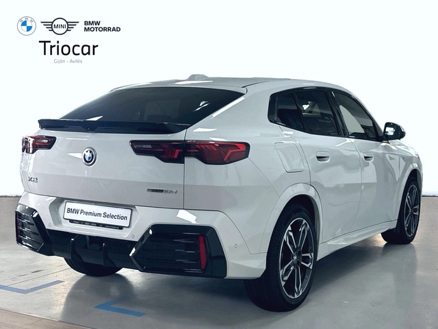 BMW X2 sDrive18d color Blanco. Año 2025. 110KW(150CV). Diésel. En concesionario Triocar Gijón (Bmw y Mini) de Asturias