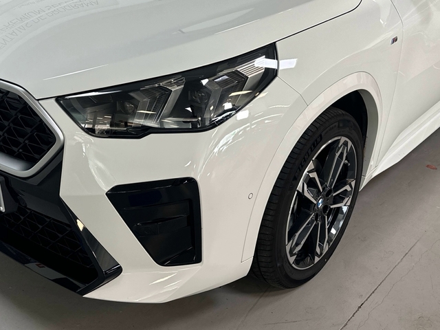BMW X2 sDrive18d color Blanco. Año 2025. 110KW(150CV). Diésel. En concesionario Triocar Gijón (Bmw y Mini) de Asturias