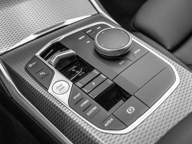 BMW Serie 3 318d color Negro. Año 2024. 110KW(150CV). Diésel. En concesionario Caetano Cuzco, Alcalá de Madrid