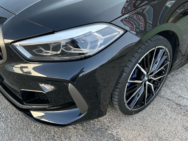 BMW Serie 1 M135i color Negro. Año 2021. 225KW(306CV). Gasolina. En concesionario Celtamotor Vigo de Pontevedra