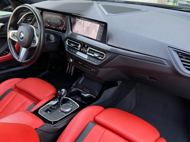BMW Serie 1 M135i color Negro. Año 2021. 225KW(306CV). Gasolina. En concesionario Celtamotor Vigo de Pontevedra