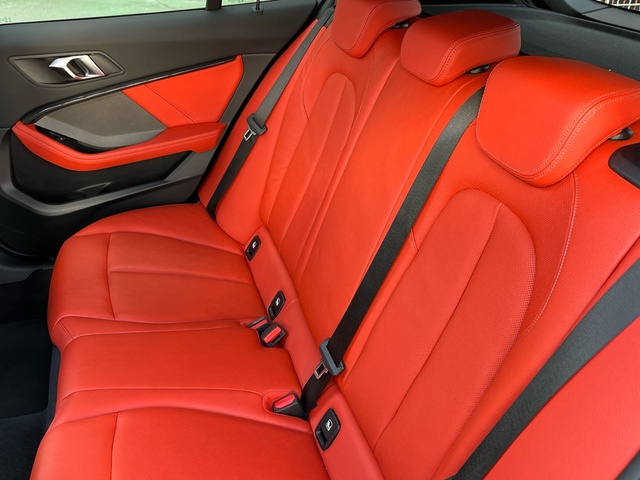 BMW Serie 1 M135i color Negro. Año 2021. 225KW(306CV). Gasolina. En concesionario Celtamotor Vigo de Pontevedra